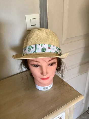 Très joli chapeau de taille unique coloris beige blanc motifs cactus