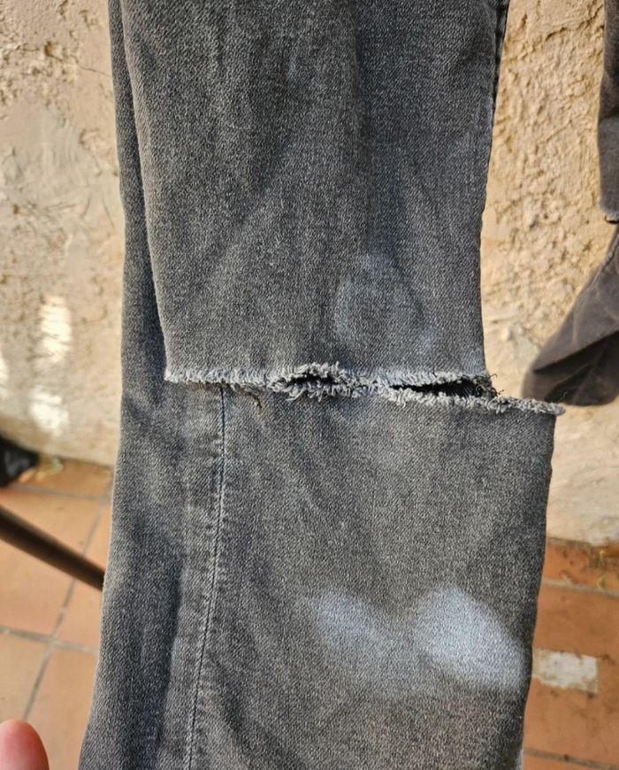 Jean skinny noir troué - photo numéro 2