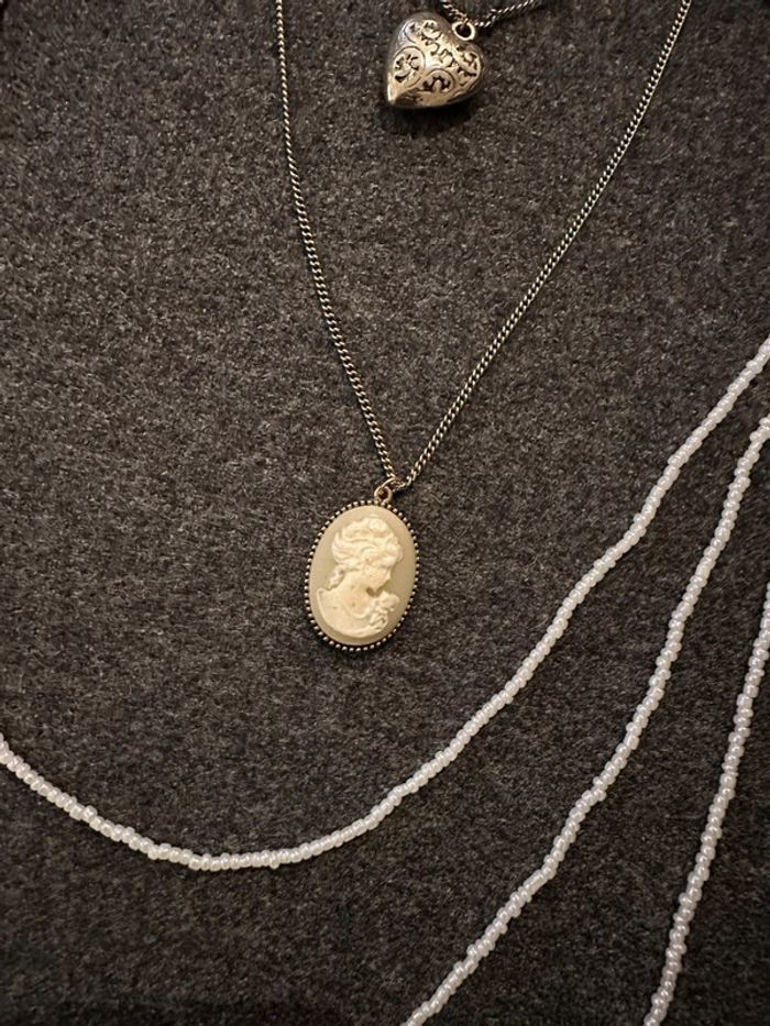 Collier sautoir multi rang argenté et perles blanches - photo numéro 4