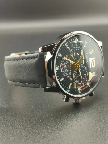 Montre noire style sport élégante doré
