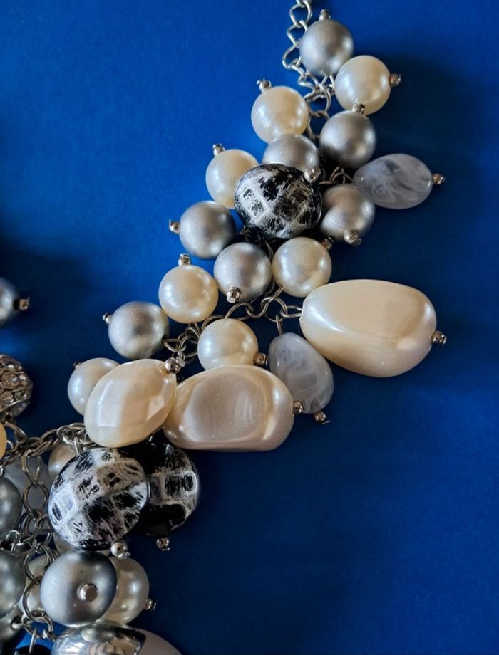 Collier court NEUF avec chaîne argentée et perles grises argentées et nacrées - photo numéro 4