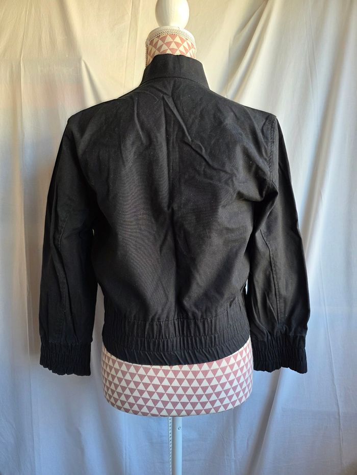 Veste noir, courte crop top, façon jean, multipoches, taille et bas de manche élastique, fermeture zip,en excellent état, largeur d'épaule 40cm, largeur sous bras 53cm, longueur 45cm, marque Kiabi =5€ - photo numéro 3