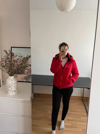 Magnifique doudoune à capuche rouge / Taille M