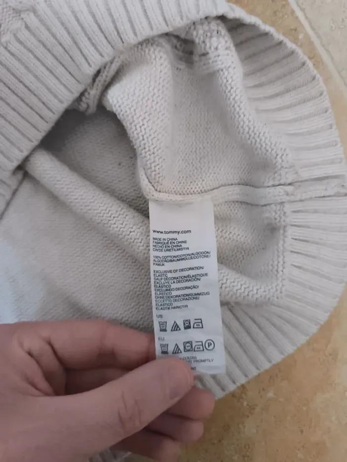 Pull tommy Hilfiger femme M blanc crème motif torsadé devant, des tâches et couleur ternie - photo numéro 11