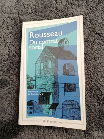 Livre Du contrat social de Rousseau en très bon état