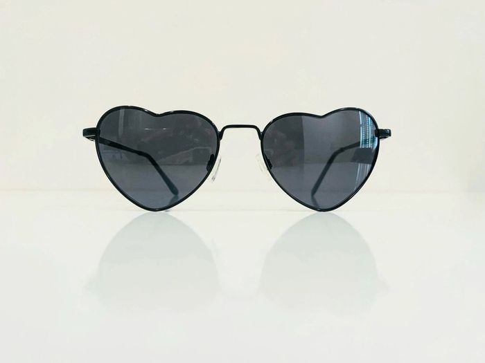 Lunette de soleil femme cœur noire UV protection catégorie 3 - photo numéro 2