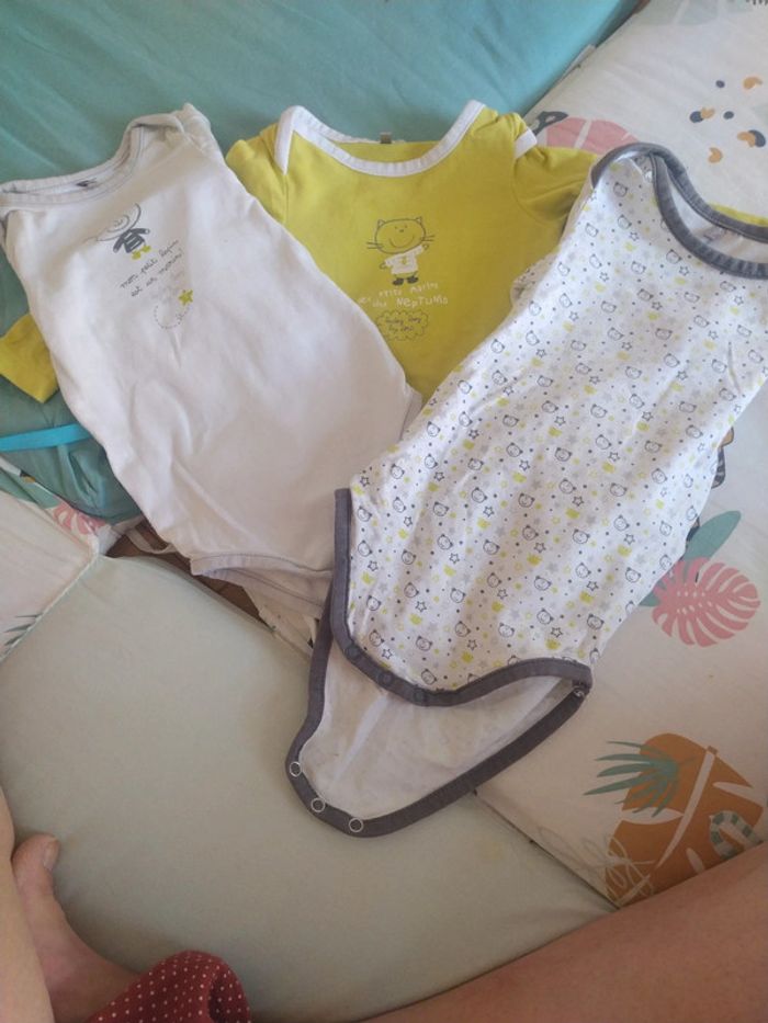 Lot 3 bodies ML 9mois