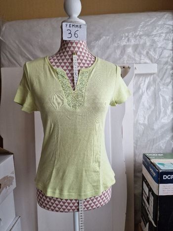 Tee-shirt, jaune, à motif sur col,en coton, en très très bon état, longueur 54cm, marque Armand Thie