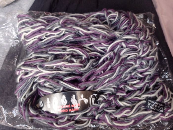 Tour de cou , écharpe tricotée neuve