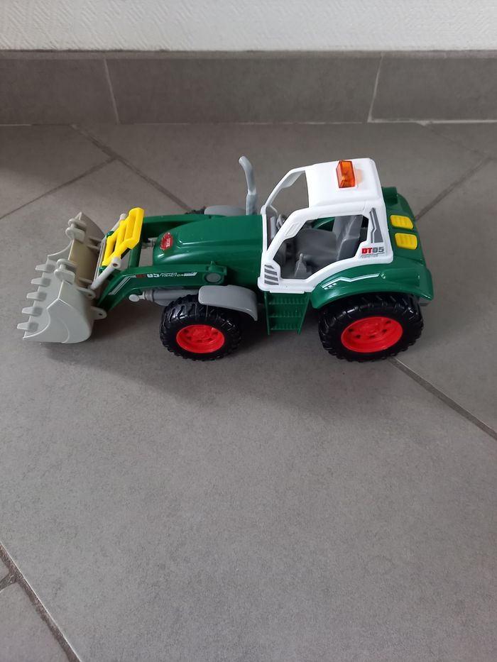 Tracteur vert - photo numéro 2