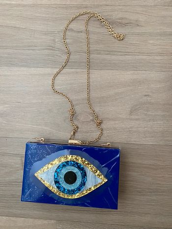 Pochette bleu indigo avec sa chaîne