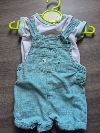 Salopette et tee-shirt