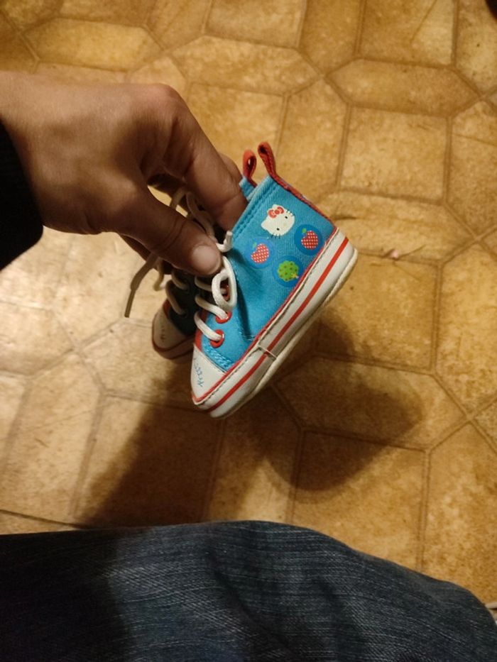 Petites chaussures hello Kitty 14/15 - photo numéro 2
