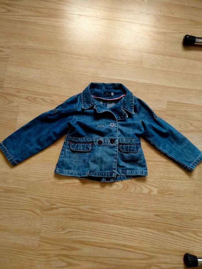 Veste en jean Sergent major.
Taille 3 ans