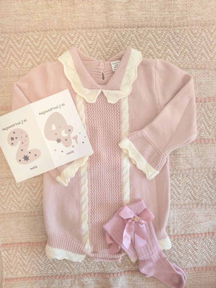 Barboteuse en laine rose avec chaussettes hautes 2 ans