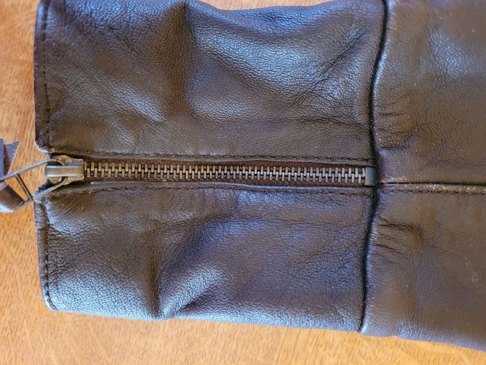 Blouson en cuir d' agneau marron, taille 42 , doublure fleurs violettes marque Naf Naf - photo numéro 2