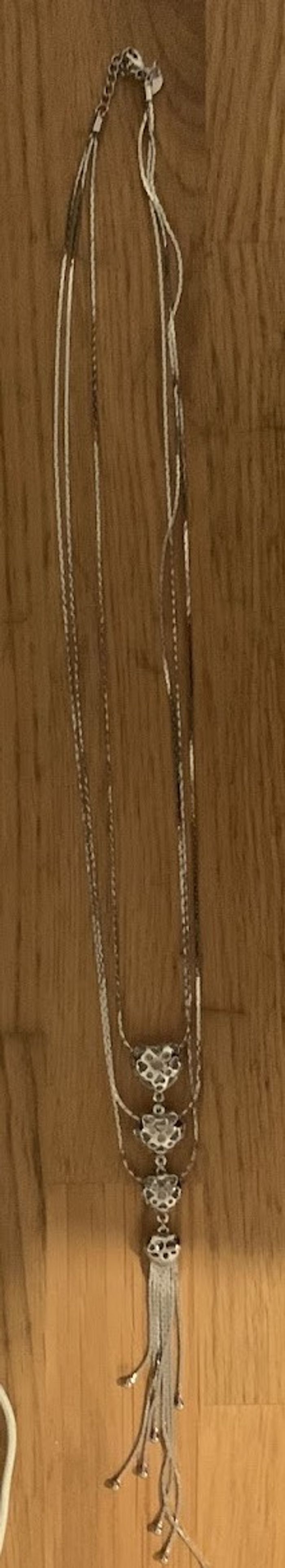 Collier long couleur argent avec 4 cœurs - photo numéro 3