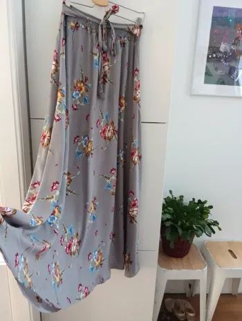 Jupe longue viscose grise fleurs multicolores