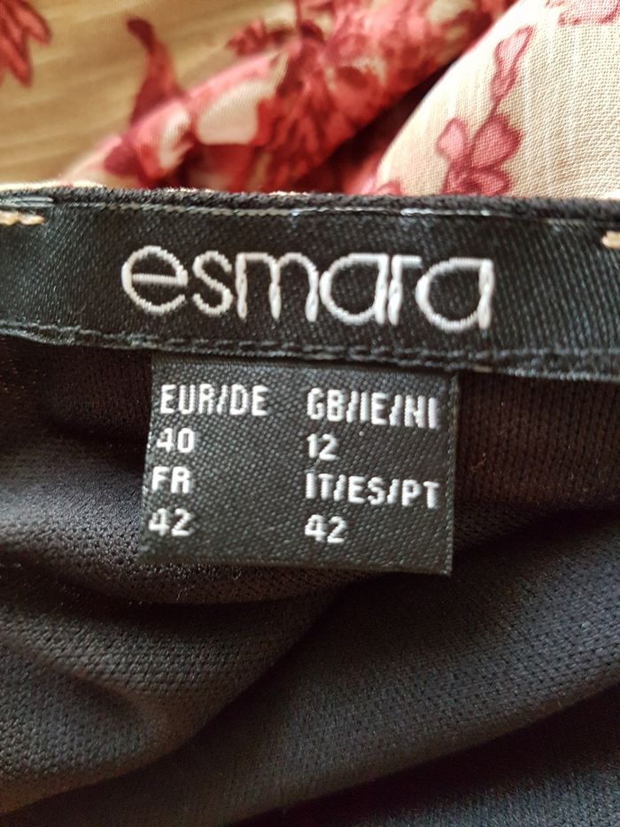 Robe fond marron clair fleurs roses. Esmara. Taille 42, 50 cm aux aisselles, 96cm de haut. - photo numéro 4