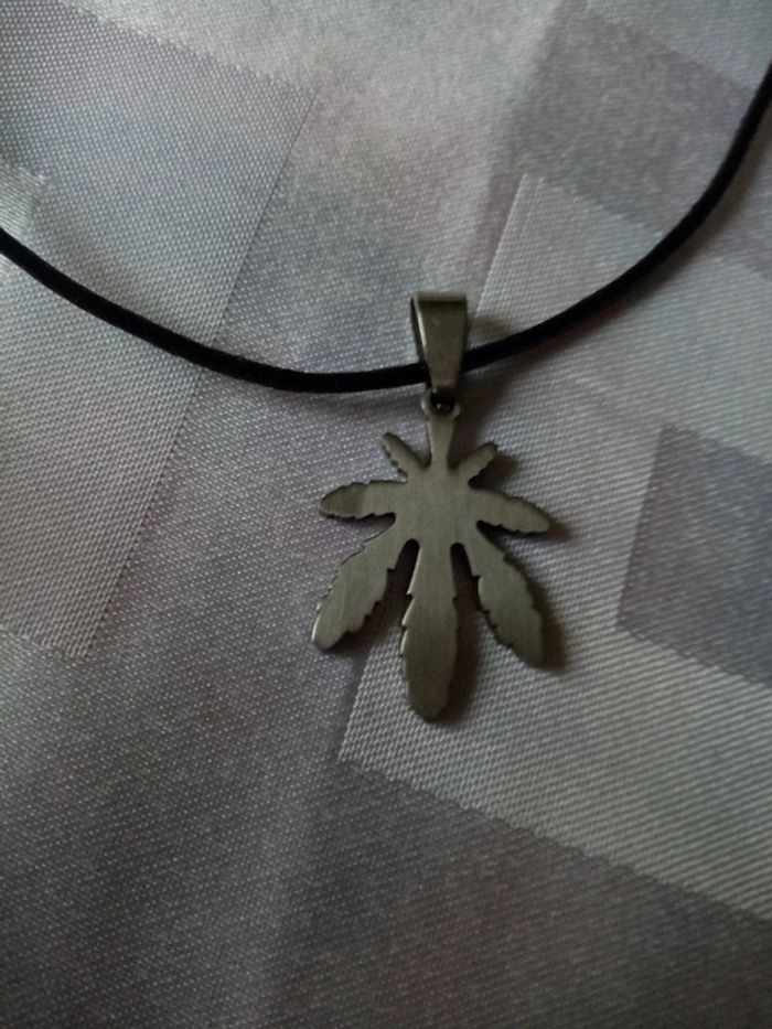 Collier pendentif en acier
