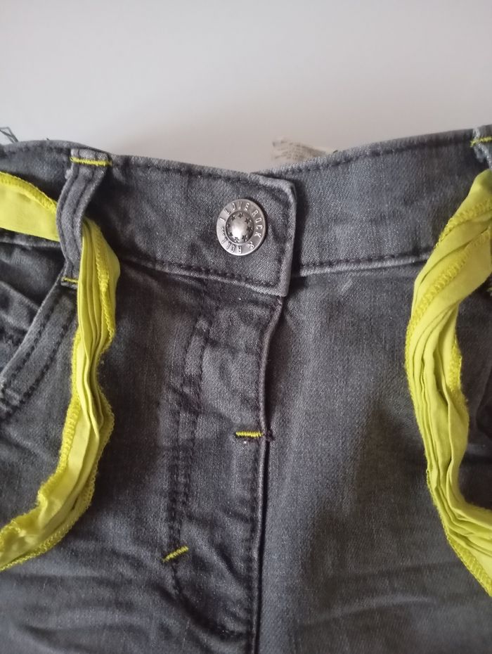 Short jean's  noir gris  , ceinture tissu  jaune. 5 ans . Poches . Revers . Très bon état. - photo numéro 6
