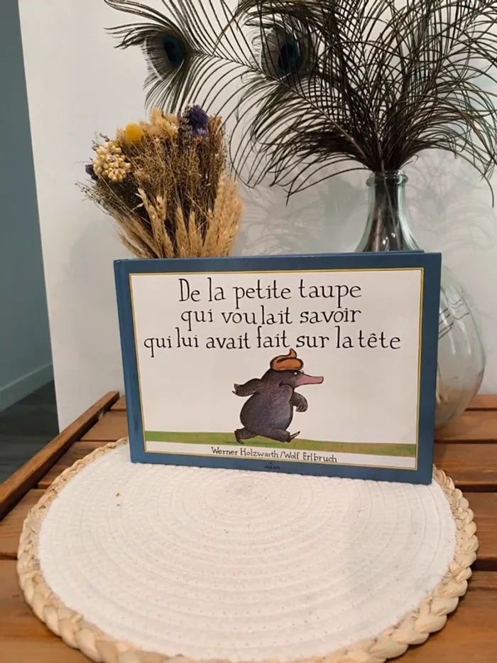 Livre de la petite taupe qui voulait savoir qui lui avait fait sur la tête