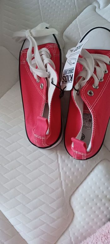 Très belles paires de baskets fille Pointure 32