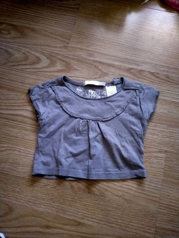 Tee shirt vert kaki. Court. 
Taille 18 mois