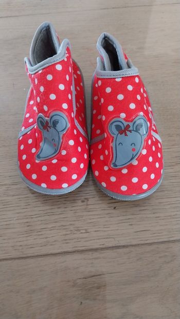 Pantoufles fille pointure 25 en très bon état