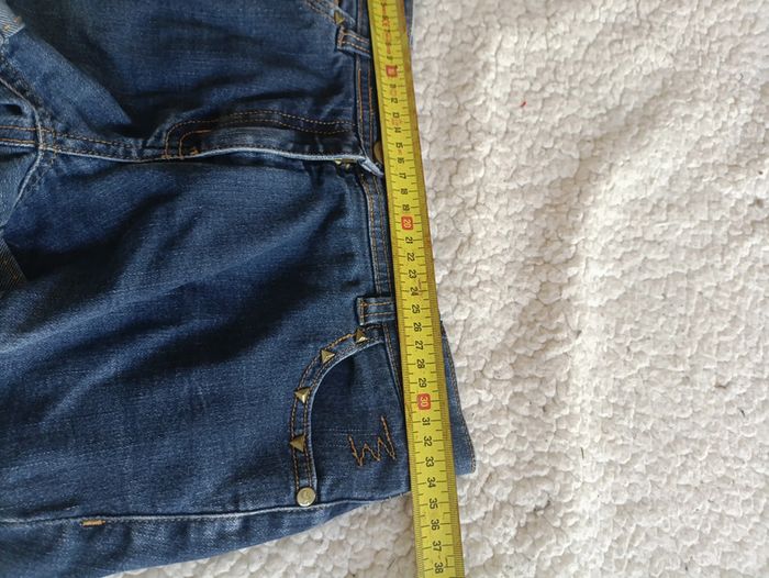 Short en jean bleu brut clouté vintage cute clous dorés revers - photo numéro 6
