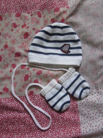 Bonnet écru rayé bleu et moufles 6-12 mois