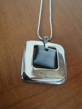 Chaîne argentée à pendentif carré et gris