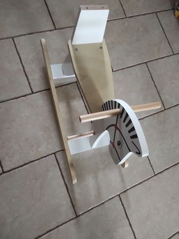 Cheval à bascule en bois