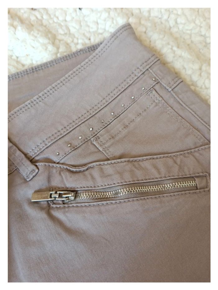Armand Thiery + strass vintage Pantalon droit beige / taupe T. 40 FR 98% coton -- - photo numéro 2