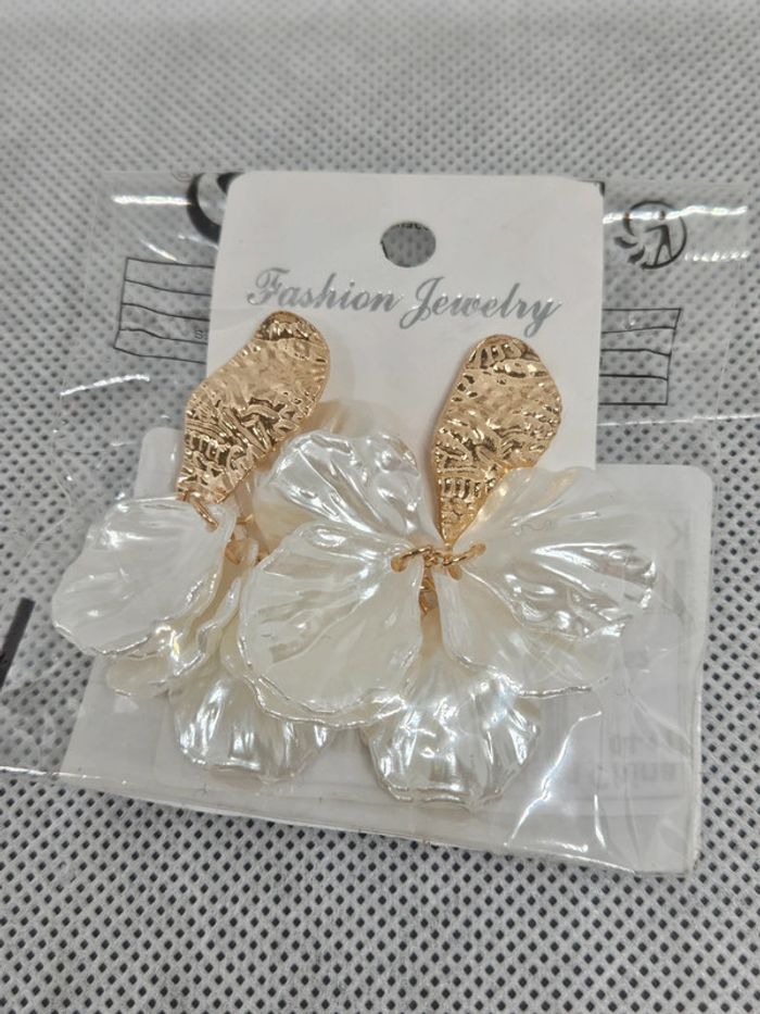 Boucles d'oreilles neuves fleurs blanches et dorées