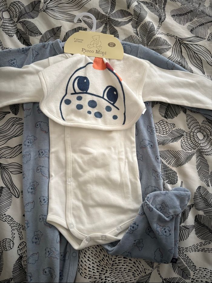 Lot pyjama body et bavoir