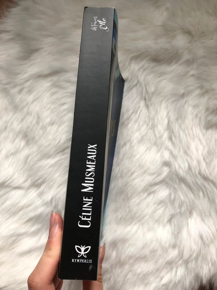Livre "à travers elle" - photo numéro 2