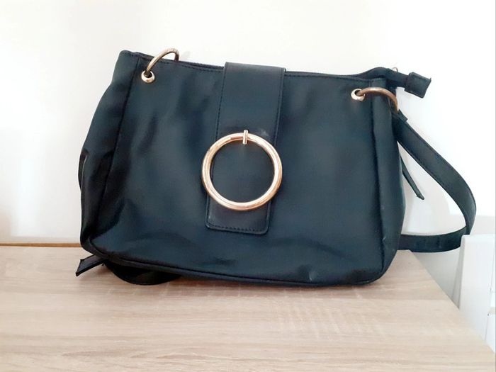 Sac à main noir - Boucle dorée