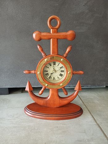 Horloge en bois, en forme d'ancre et de barre de bâteau