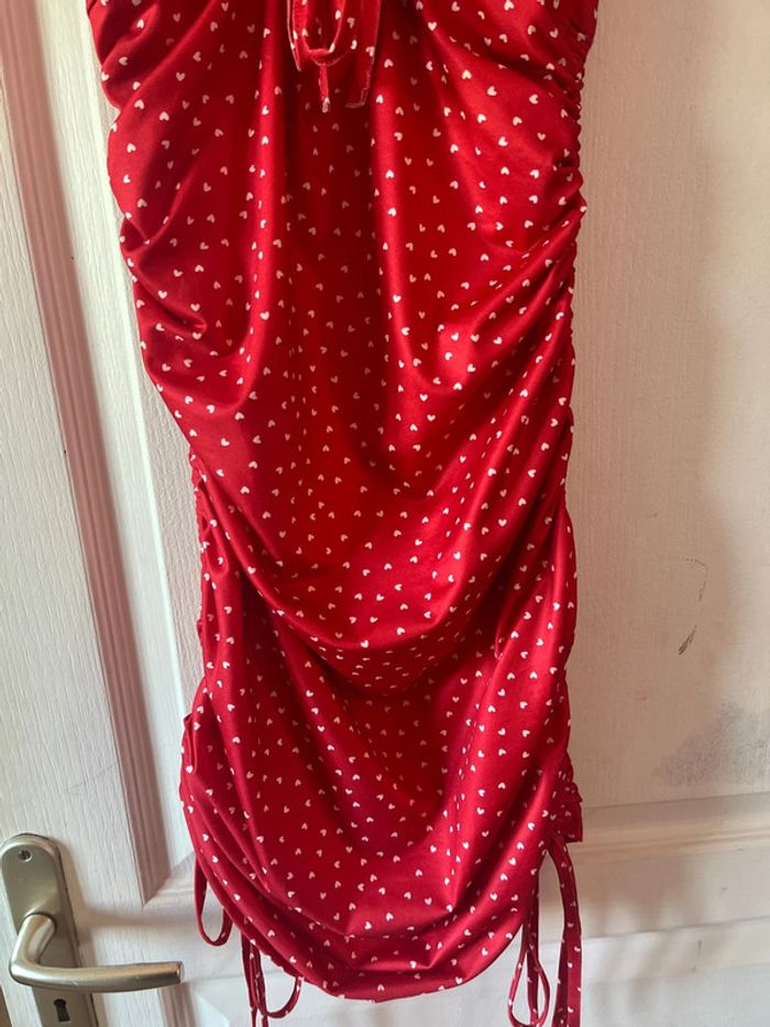 Robe rouge avec des cœurs - photo numéro 3