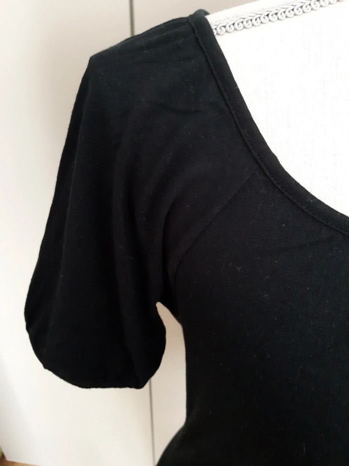 T.shirt noir avec nœud - photo numéro 2