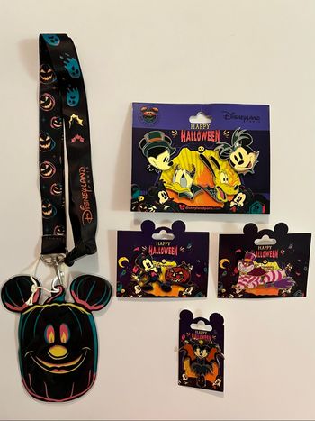 Lot 8 pin’s et lanière Disney Halloween 2023
