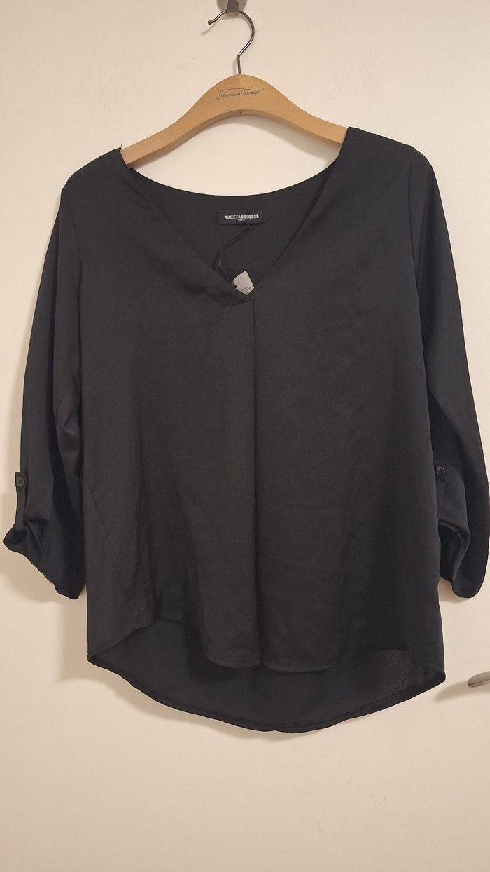 Blouse noire Rue des Abesses– Élégance minimaliste & coupe fluide
