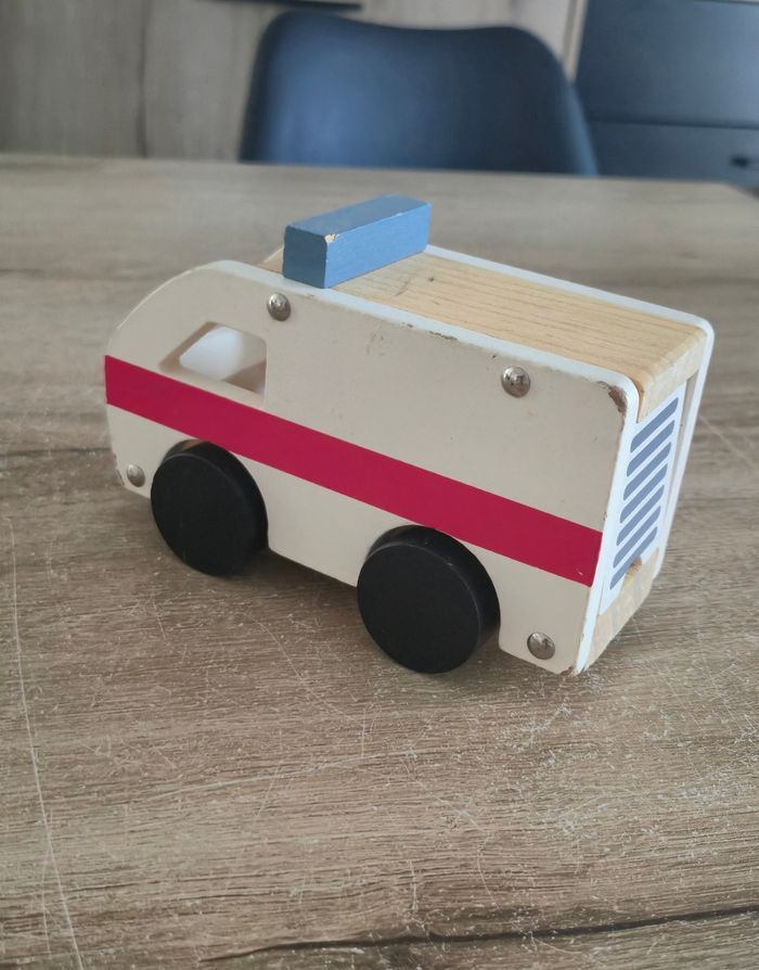 Voiture d'ambulance en bois - photo numéro 5