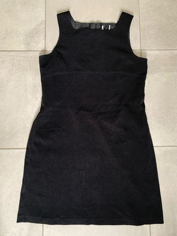 Jolie robe noire aspect daim 40/42