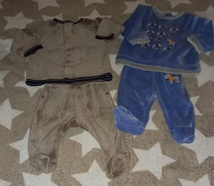 Lot 3 mois 

2 Pyjamas en velours  vert baudet 3 mois
Avec pressions

2 bodies vert baudet 3 mois 

1 combinaison laine kitchoun

LE lot complet est sur la première photo - photo numéro 2