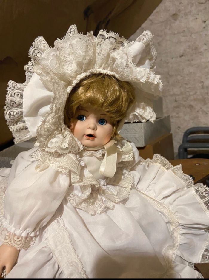 Poupée de collection en porcelaine