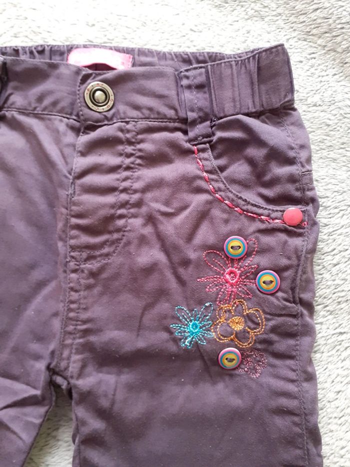 Pantalon fille 6 mois violet broderies multicolores - photo numéro 2