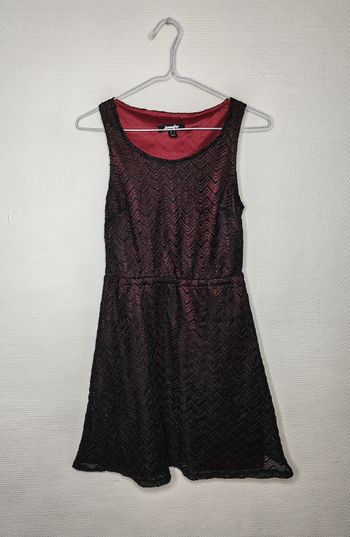 Robe bordeau et noire avec dentelle - Jennyfer 
