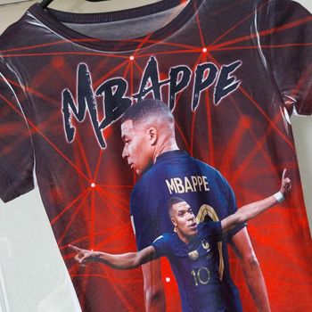 T-shirt Mbappe taille 4 ans neuf